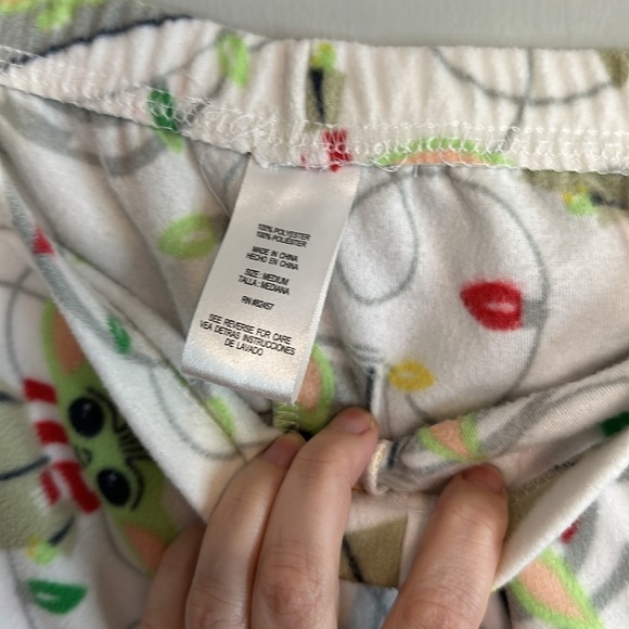Star Wars Baby Yoda Grogu Christmas Holiday Pajamas Snow Comfy Women’s Medium - Picture 7 of 8